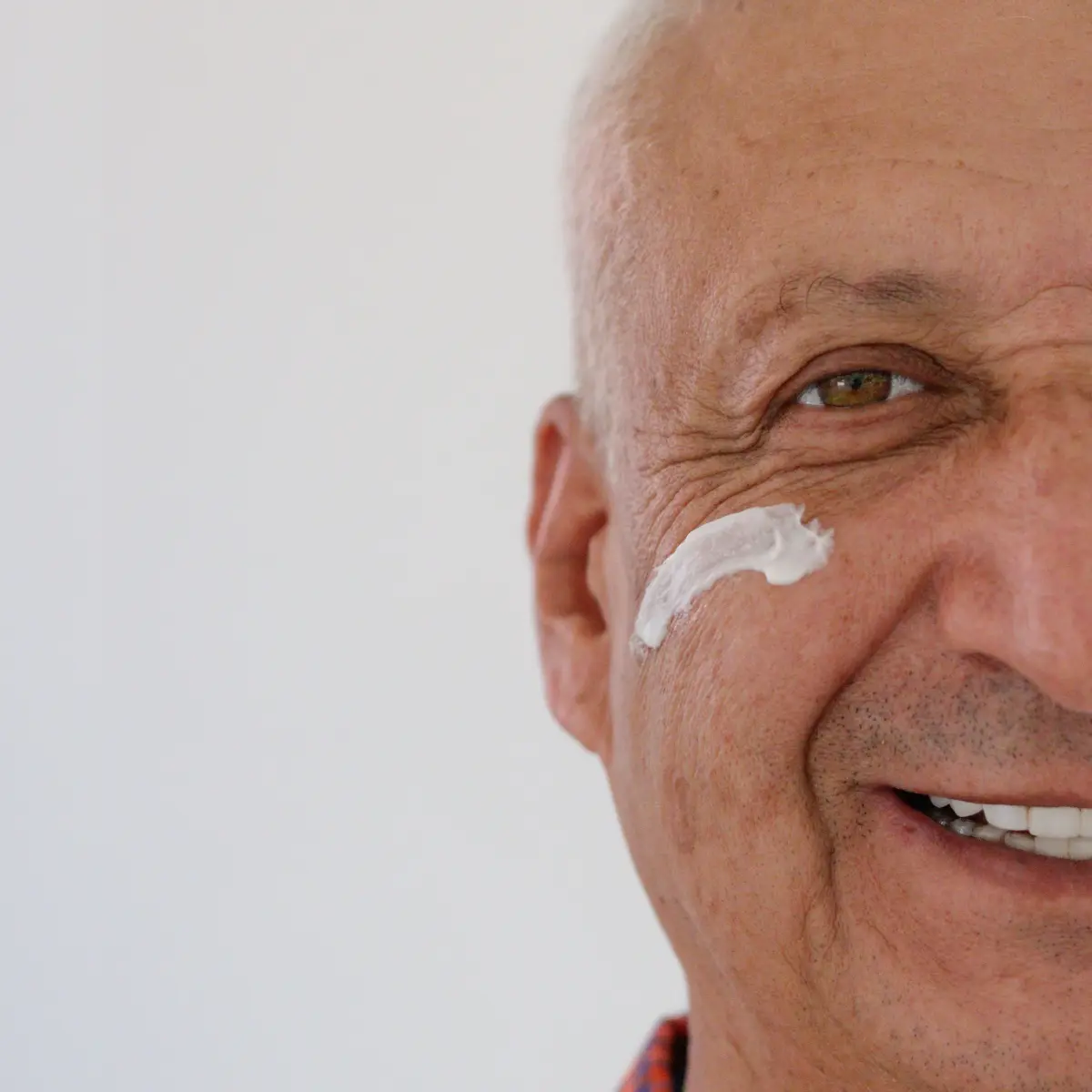 Mann trägt jolu Gesichtscreme auf