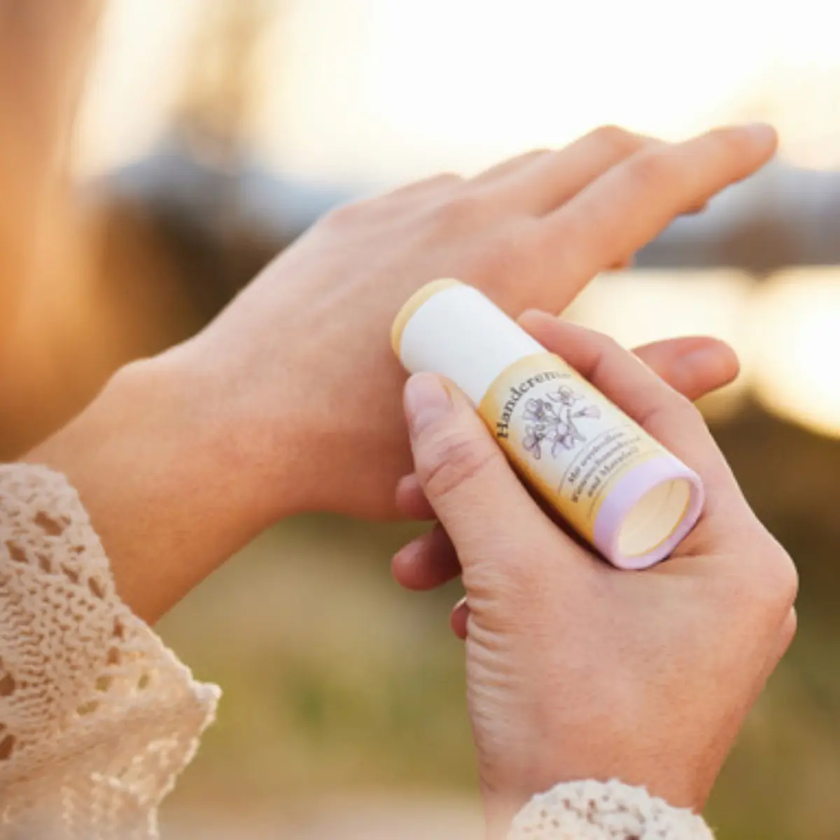 Feste Handcreme wird auf den Händen aufgetragen.