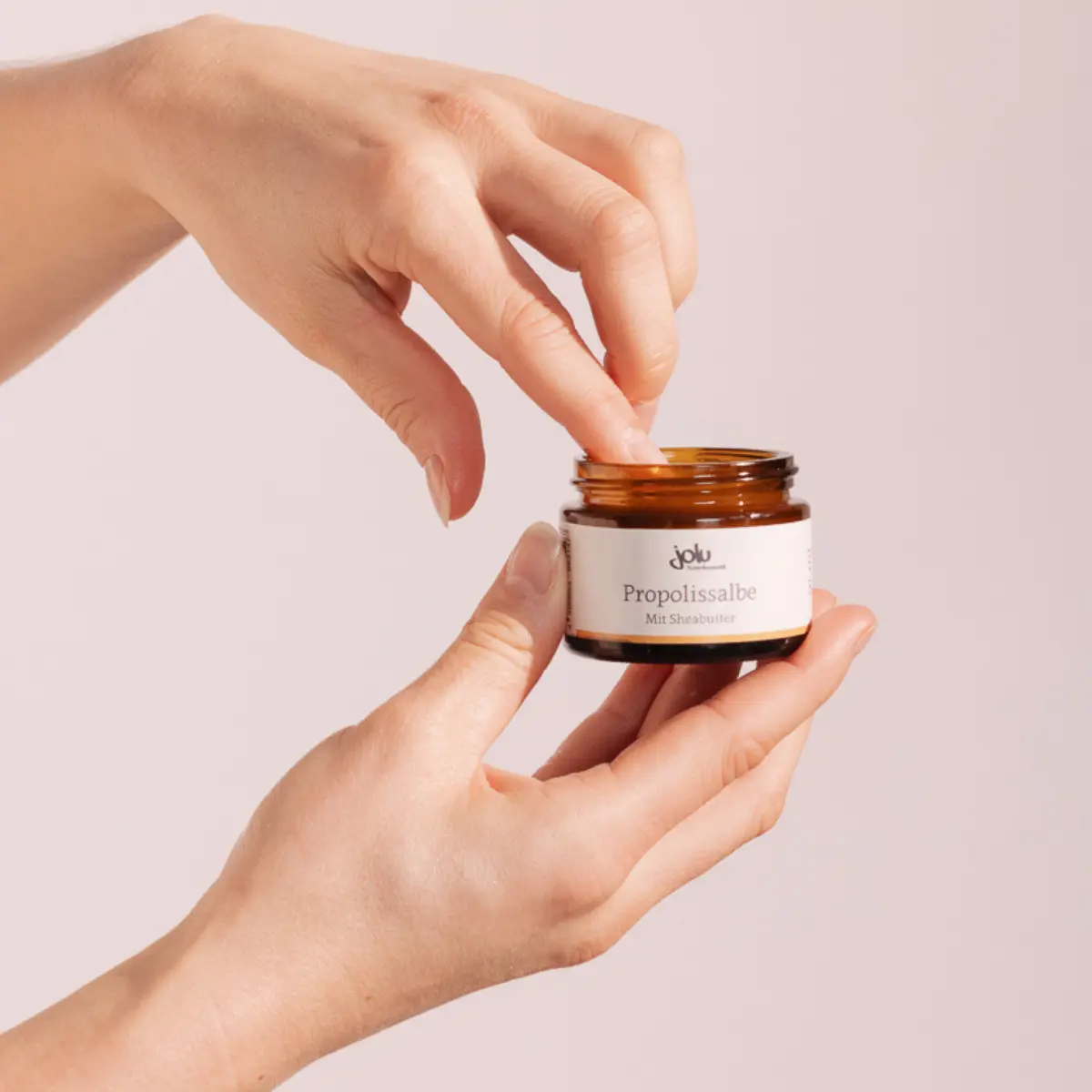 Propolissalbe wird auf der Haut aufgetragen.
