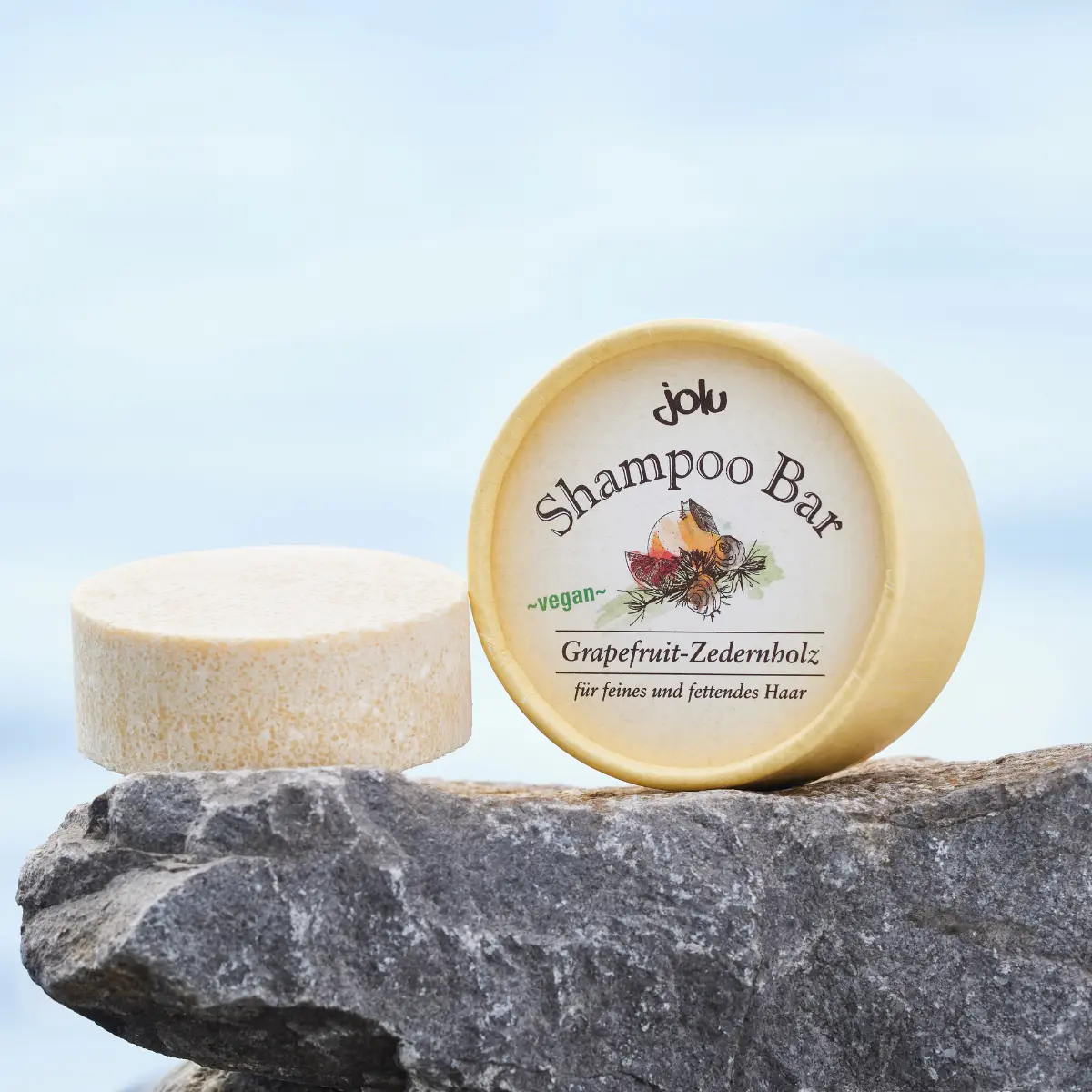 Shampoo Bar Grapefruit Zitronepräsentiert auf einem Stein in der Natur