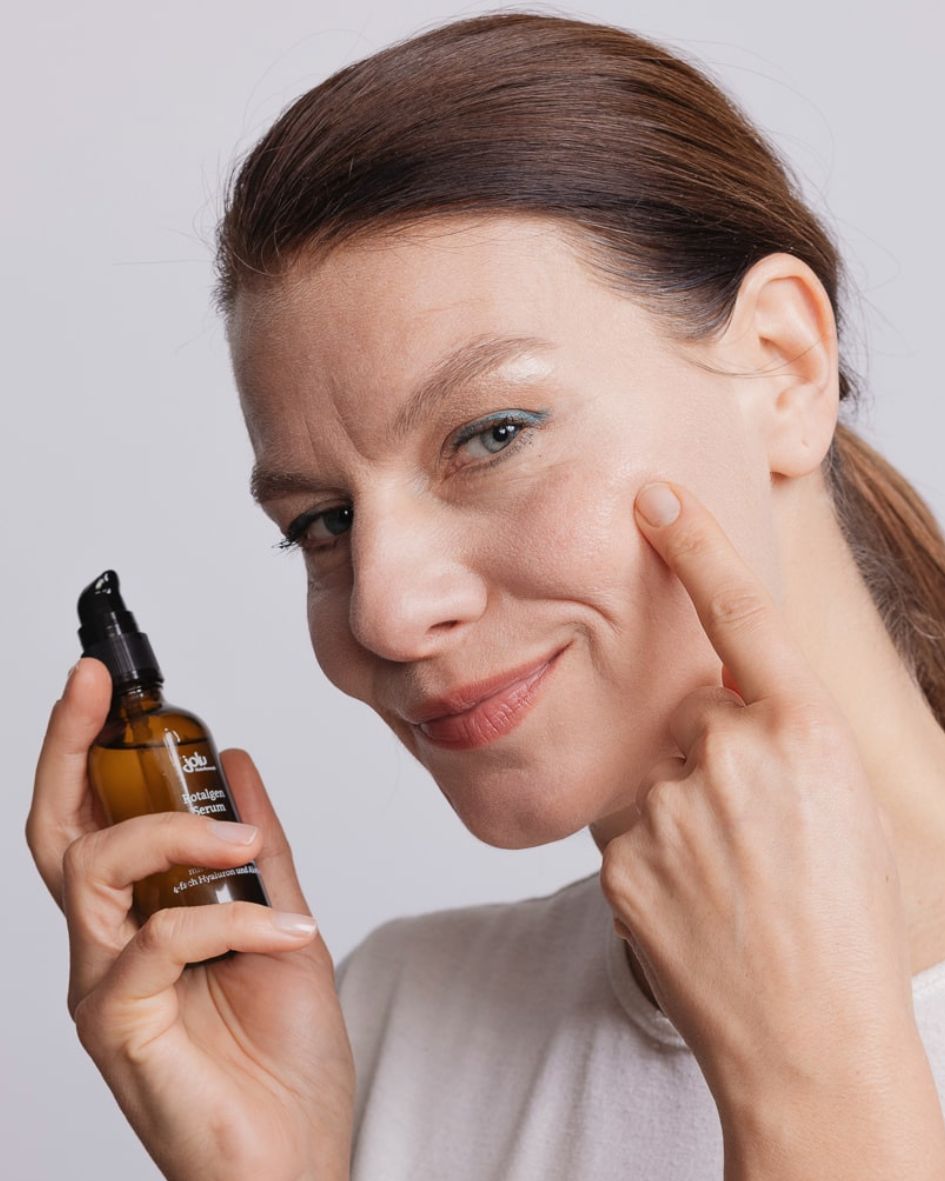 Anwendung des JOLU Rotalgen Serums bei der Gesichtspflege